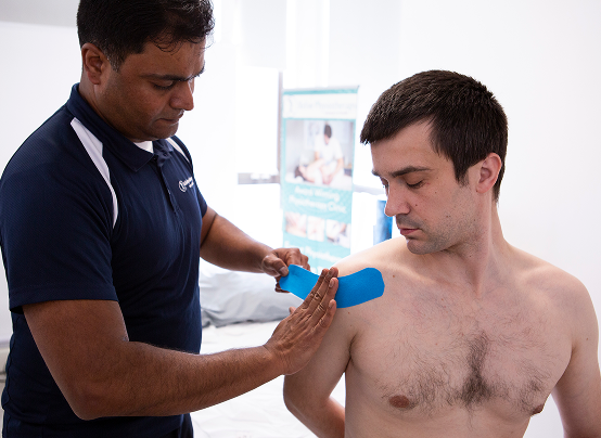 Hip pain treatment with physiotherapist